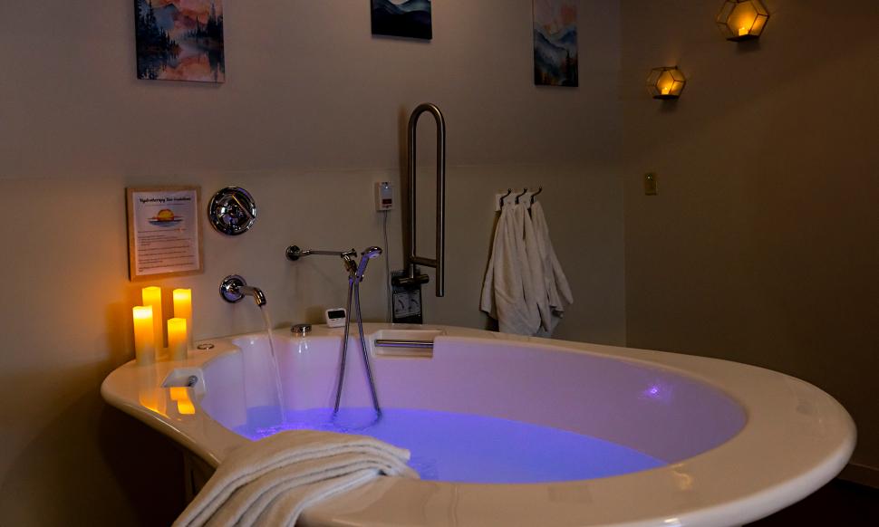 A hydrotherapy tub at the David and Jackie Jaindl Family Birth and Newborn Center.